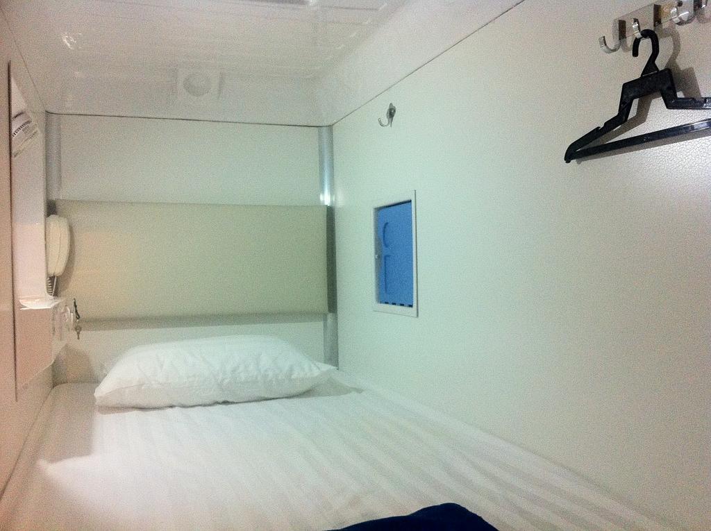 Ufo Capsule Hotel - Kuala Lumpur — Photos 2